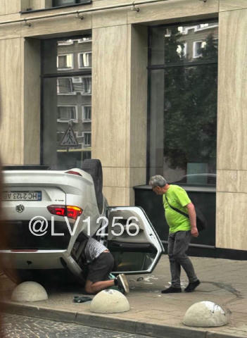 На Личаківській перевернувся автомобіль 😟