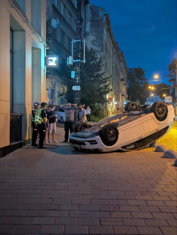 Деталі щодо ДТП на Личаківській: Автомобіль Volkswagen спускався вниз в сторону площі Митної, коли інший автомобіль з номерам