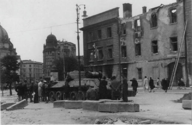 Львів часів Другої світової. Покинутий радянський танк Т-34 на площі Підкови. На фото видно пошкоджену будівлю Гарнізонного х
