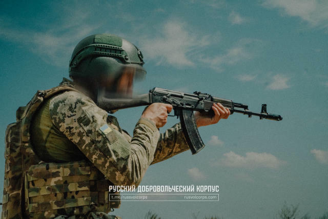 На КМБ рекруты проходят начальный этап боевой подготовки — отрабатывают пристрелку оружия, учатся точной стрельбе, стрельбе о