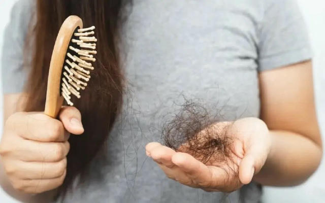 🌸 Волосся слабшає, ламається, випадає жмутами? Цей рецепт допоможе зупинити випадіння, “розбудити” коріння і повернути блиск