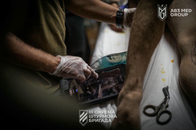 Поруч, коли найважче. Вони працюють під обстрілами й у тиші операційних. Там, де біль і темрява, десятки людей — щоб врятуват