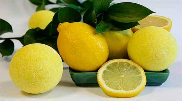 Рецепти народної медицини з лимоном 🍋 Лимон для покращення травлення. Цитрус помити, очистити шкірку та зварити її з додаван