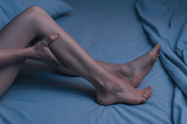 😖 Чому зводить ногу вночі? Прокидаєшся від того, що зводить литку чи стопу? Це не просто дрібниця — тіло кричить: мені щось 