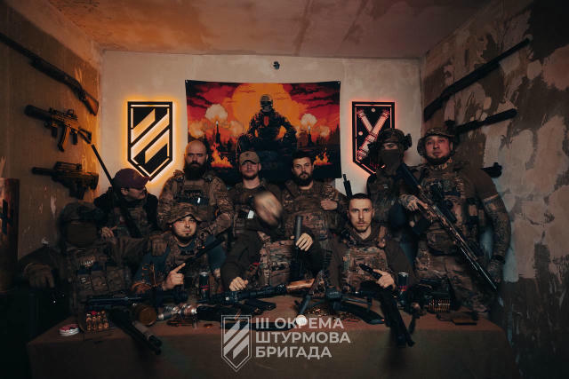 Карти, зброя, АДН! Це — «Вершники Грому», бійці артилерійського дивізіону Третьої штурмової, які кошмарять окупантів на азарт