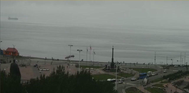 Вода прямо зараз швидко відступає у затоці Петропавловськ-Камчатський, Росія. Таке завжди відбувається перед цунамі.