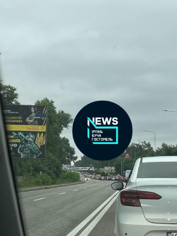 🔴Варшавка на виїзді з Бучі та Гостомеля також стоїть до Корчми.. Джерело: 24/7 | Ірпінь, Буча, Гостомель Facebook | Instagra