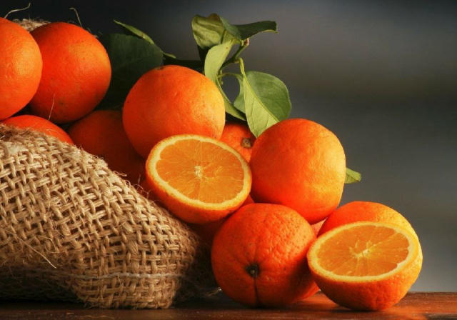 🚬 Курите? Їжте апельсини! 🍊 А ви знали, що курцям потрібно у 2 рази більше вітаміну С, ніж тим, хто не палить? 🔸 Причина в