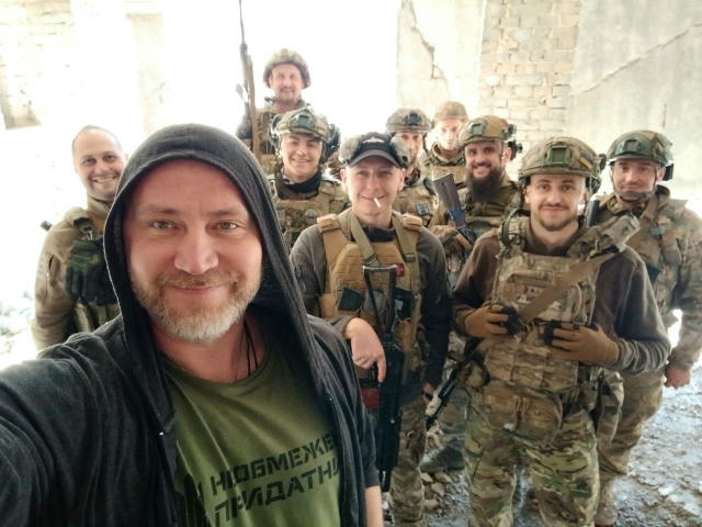Де служать оті товаріщі військові, які істерично закликають молодь на фронт? Насправді на фронті повно молодих людей - і напр