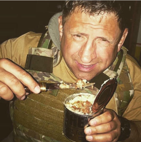 «Какая же война на голодный желудок, вот теперь можно и повоевать!» - сказал Гуслик и улегся прямо на бетон подложив под голо