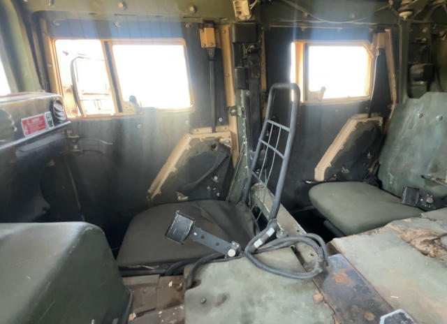 Невеличкий лайфхак. Якщо у вас в підрозділі є броньовані HMMWV і ви в броні ледве влазите на передні сидіння - то зніміть наф