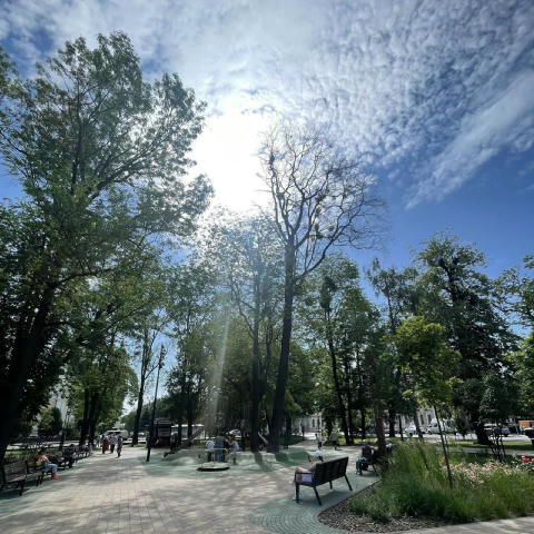 🌳 У сквері Дня вишиванки приберуть аварійні дерева. На час проведення робіт частина скверу тимчасово буде перекрита. 📩 PERE