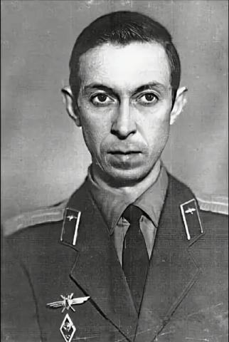 Неожиданно. Я вообще мечтаю сделать серию портретов людей, далеких от армии, как Украина от Крыма. Допустим вот: лейтенант ВВ