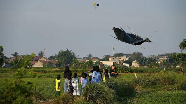 Soaring Conflict: Indonesia’s Kite Culture Clashes with Aviation Safety Near Jakarta’s international airport, children fly ki