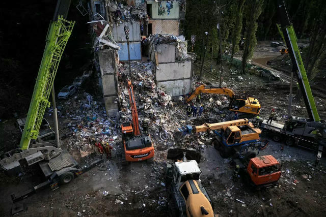 🕯️У Києві завершені всі пошуково-рятувальні роботи. Станом на зараз відомо про 31 загиблого, серед них п’ятеро дітей. Наймол