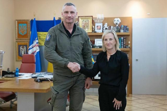 Зустрівся у столичній мерії з Тимчасовою Повіреною у справах США в Україні Джулі Девіс. Обговорили ситуацію в Києві та в Укра