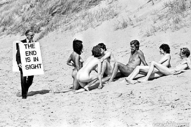 🤭 Проповідник завітав на нудистський пляж. 📍Англія 1974 рік