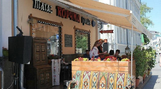 Официант украинского ресторана в Москве подал кусок сала и шоты гостям-мусульманам в качестве комплимента от заведения, после