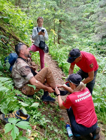 Рятувальники Прикарпаття допомогли львівському туристу з травмою на горі Грофа Львів’янка повідомила про те, що під час спуск