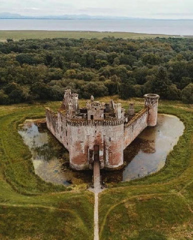 Caerlaverock Castle Це трикутний замок з ровом, збудований у XIII столітті. Він розташований на південному узбережжі Шотланді