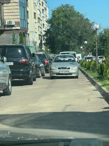 Просто бог парковки, залишив машину і пішов по справах Анонімно