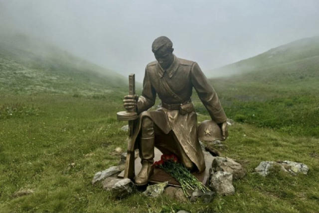 В горах Сочи установили памятник погибшим за Родину воинам В честь 80-летия Победы памятник "Воинам, отдавшим жизни за свобод