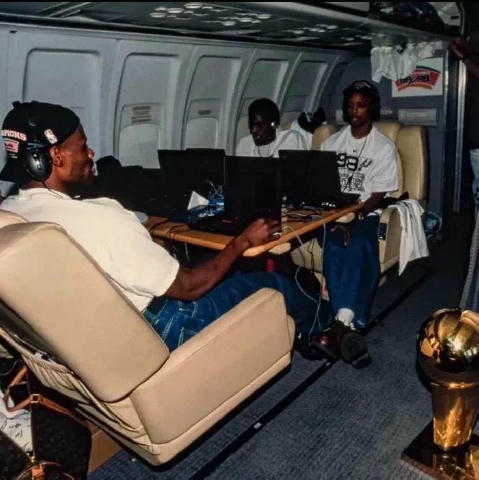Баскетболісти з команди San Antonio Spurs грають у Starcraft у літаку після перемоги у фіналі НБА, 1999 рік Історія від Діда 