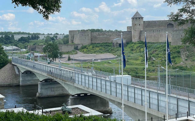 👀Естонія встановлює огорожі на кордоні з рф На мосту Дружби з Івангорода до Нарви, з боку Естонії встановлено масивні метале