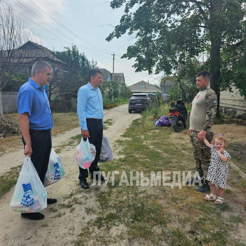 🎁В Старобельске депутат Народного Совета ЛНР Олег Коваль передал канцтовары детям участника СВО ✅Депутат Народного Совета ЛН