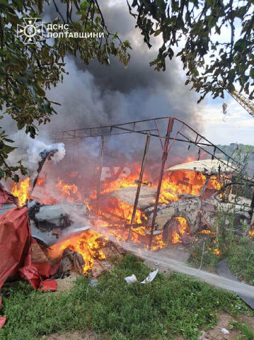 ⚡️Господарча споруда горіла в районі Гожулів. Вогонь охопив 40 квадратів покрівлі й знищив кілька легкових автівок. Одна люди