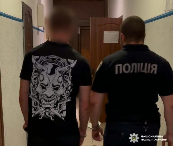 Криворіжець підпалив автівки в Одесі. Жбурнув пляшку з горючою сумішшю в «мерс», а полум’я швидко перекинулося на «беху», що 