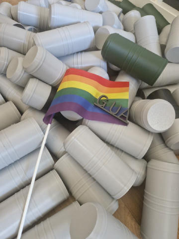🫡🏳️‍🌈 Зранку запакували чергові 8кг+ "морозивка" для фронту 🫳 Закиньте свої 20 гривень друкарям з "Гей Україна" 😏 Ми ж у