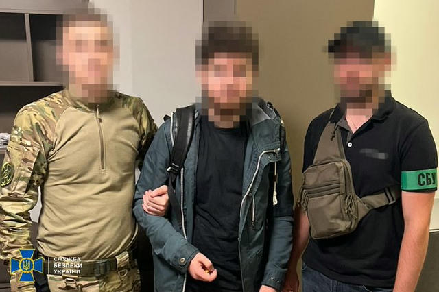 💪СБУ затримала агента ФСБ московії, який розставляв «відеопастки», щоб коригувати удари по Києву та шпигувати на Укрзалізниц