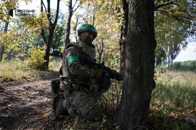 Посеред вулиці перевернутий підірваний хаммер. У багажнику — міни, ящики з боєкомплектом, дрони, вода, коробки. Майже все вці