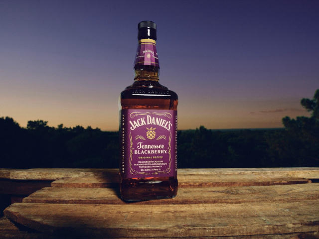 🥃 Jack Daniel’s выпустили ежевичный виски – Tennessee Blackberry. Это смесь фирменного виски и собственного ежевичного ликёр