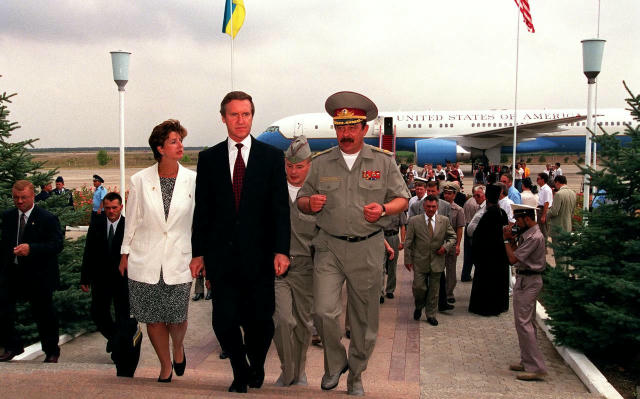 Хвилинка історії з архівів Пентагону. 31 липня 1999 року, літак міністра оборони США Вільяма Коена на аеродромі Бельбек в Кри