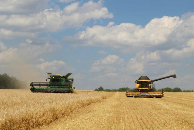 🚜 🌾 Аграрії зібрали врожай ячменю з 73,5% площ станом на 31 липня. Минулого сезону на відповідну дату було обмолочено 92,6%