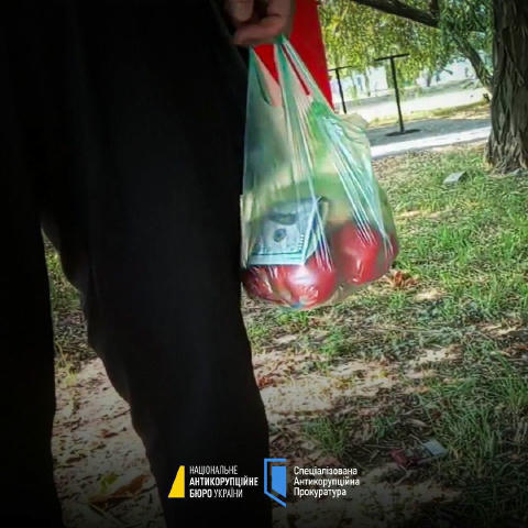НАБУ затримало суддю на хабарі 800$ на Дніпропетровщині😳 Хабар передавалася разом з яблуками. Посадовець обіцяв «вирішити пи