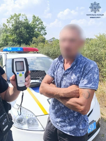 🚓 Під час патрулювання в Криворізькому районі, за порушення ПДР інспектори зупинили автомобіль ГАЗ. Спілкуючись з водієм, па