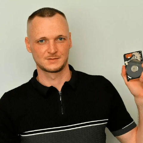 Despite headlines saying otherwise, James Howells hasn’t quit. He’s still chasing the 8,000 BTC he threw out years ago — now 