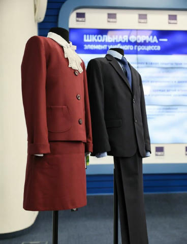 Минпросвещения представил школьную форму по ГОСТу. В ведомстве заявили, что она стирает разницу между учениками из семей с ра