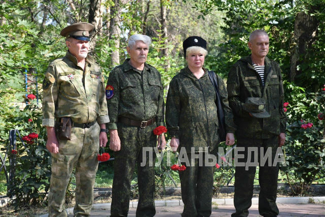 🌹В Суходольске почтили память жертв авианалета В результате авиаудара, нанесенного по мирному городу укрофашистами в 2014 го