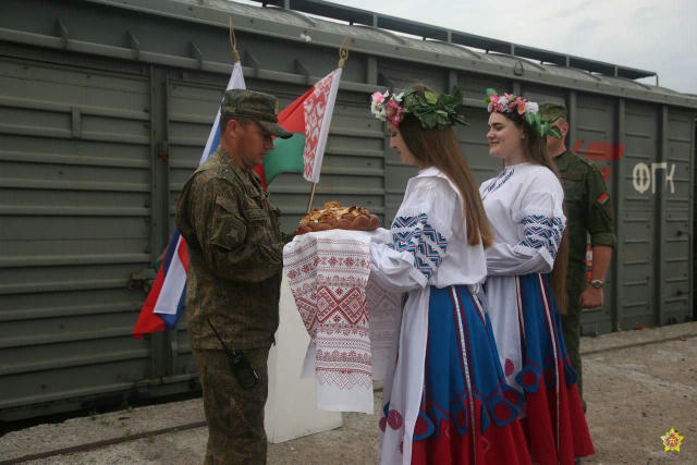 Білорусь зустрічає російських окупантів У Білорусі вже прибув перший ешелон з російськими військовими та технікою. Місцеві ді