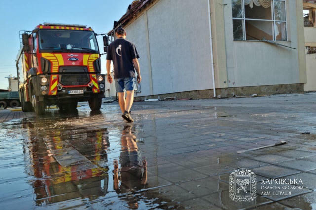 📍Лозова поступово відновлюється після масованого ворожого обстрілу. Від самого ранку поруч із рятувальниками ДСНС на місцях 
