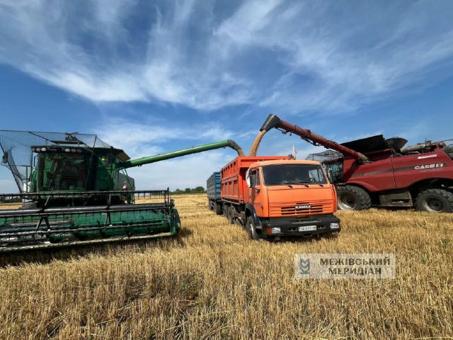 🚜 Так збирають врожай аграрії Дніпропетровщини біля лінії фронту: на техніці РЕБи і антидронові сітки, водії у бронежилетах 