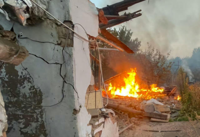 ❗️Горів приватний будинок, пошкоджене підприємство та інфраструктура: окупанти поцілили по Нікопольщині безпілотниками та арт