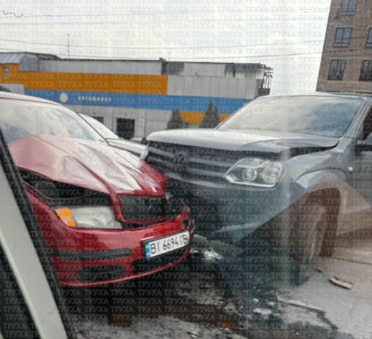 Жахливе зіткнення авто біля ТРЦ «Київ» 😰 Дивом обійшлося без постраждалих. ㅤ Труха⚡️Полтава | Надіслати новину