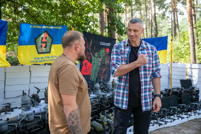 Віталій Кличко: Передав від громади столиці на фронт бійцям 5-ї окремої штурмової Київської бригади ЗСУ іще 900 БпЛА. Зокрема