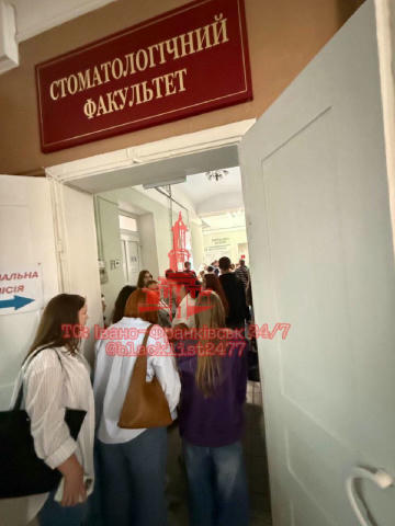 😳ЖАХ! Величезні черги утворилися в ІФНМУ із абітурієнтів, які подають документи на вступ. Часник🧄Івано-Франківськ