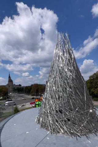 Ось той ракурс, про який говорила Ольга Клейтман. Був оглядовий майданчик, а тепер треба дивитись на цей вівтар чи маяк для р
